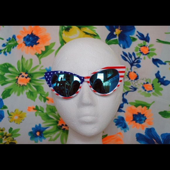 1HR SALE 🎉 NWT AMERICAN FLAG CAT EYE SUNGLASSES - Picture 2 of 3