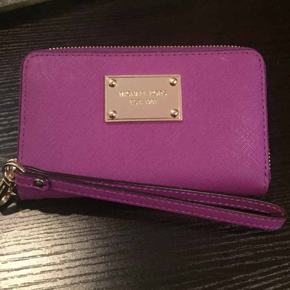 💥MICHAEL KORS💥 Authentic MK wristlet/wallet
