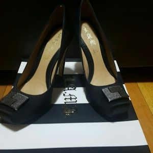 Elegant pumps
