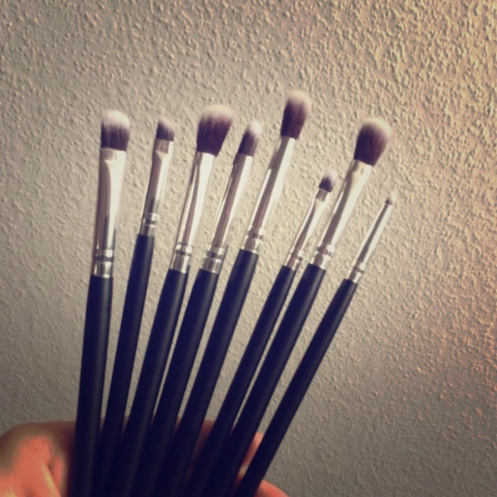 8 Makeup Brushes