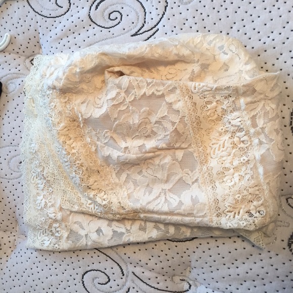 Lace dress - Picture 2 of 3