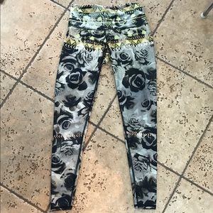 Teeki Desert Rose Yoga hotpant medium