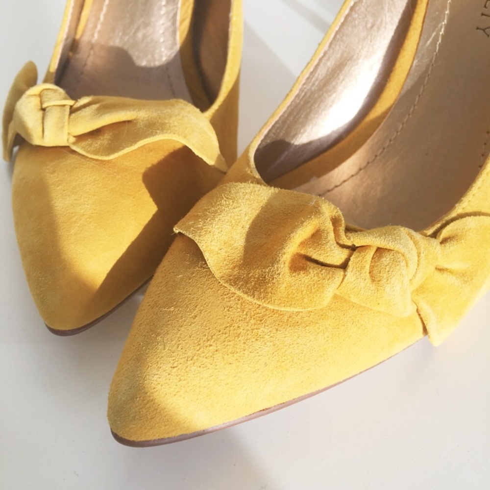 Stunning Yellow Suede Bow Pumps