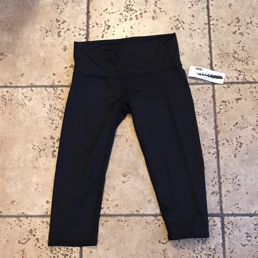 Teeki Black yoga capri medium