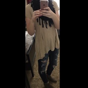 V-neck short sleeve shirt