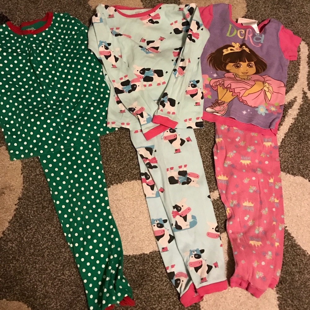 4T-- 3 sets of pajamas 💕