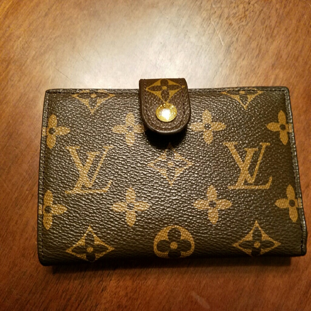Vintage lv wallet with mirror. DO NOT BUY .