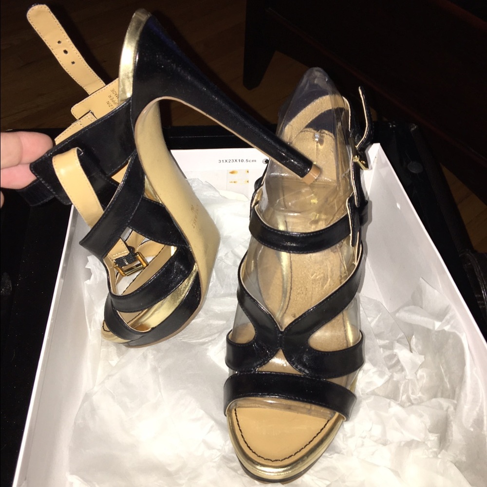 Nine West black w gold accent heels