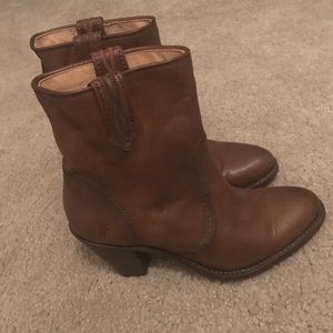 Super cute, barely worn Frye booties size 7.5!!!