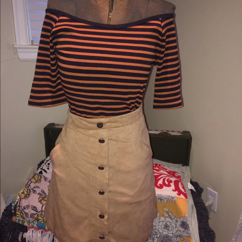 Black & rust off the shoulder crop top