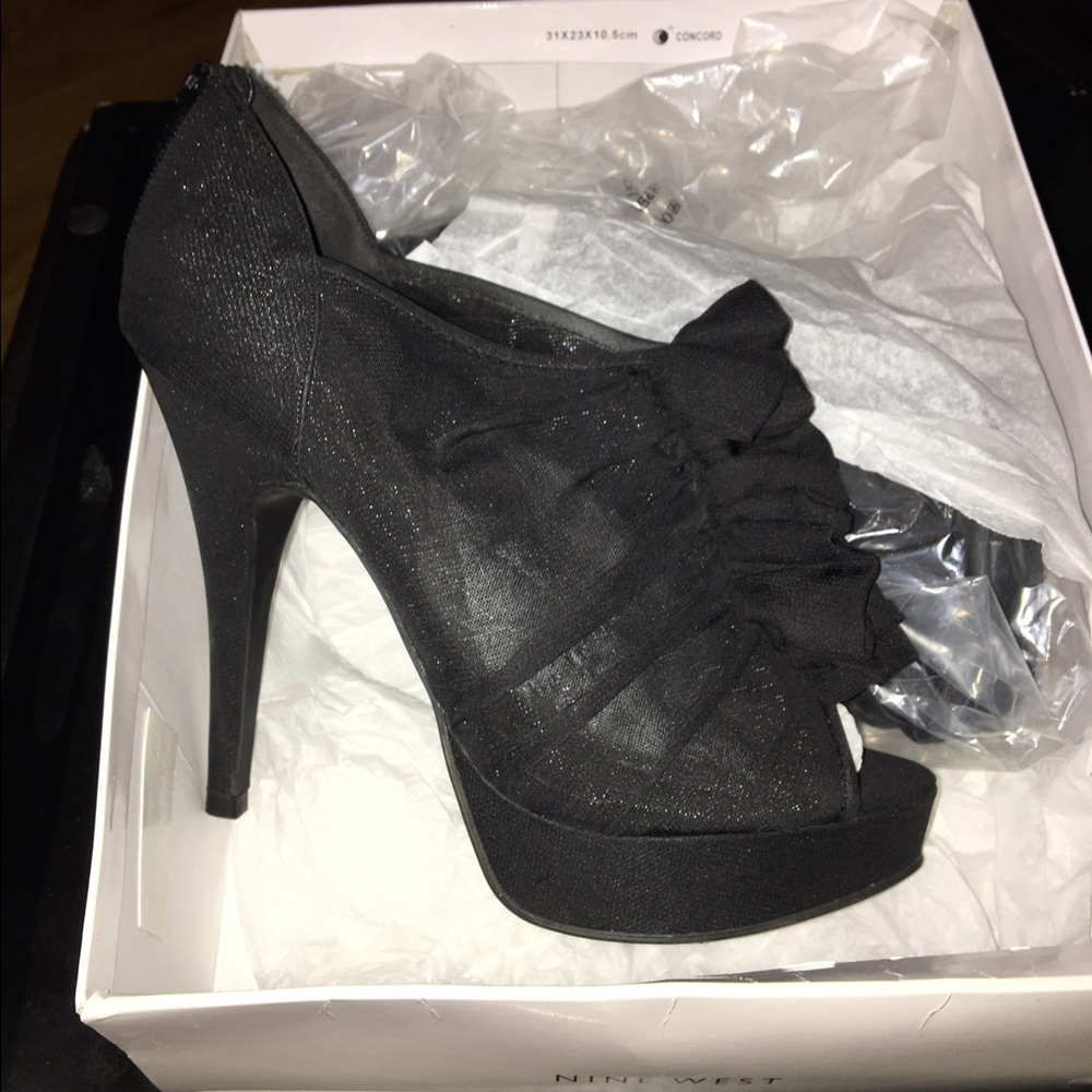 Black Nine West ruffle brand new