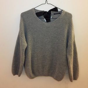 Knit with ribbon at the back