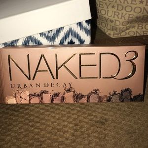 Naked 3 eyeshadow palette