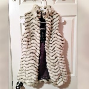 NWT faux fur jacket 😍 🎀BUNDLE 3+ FOR 20% OFF🎀