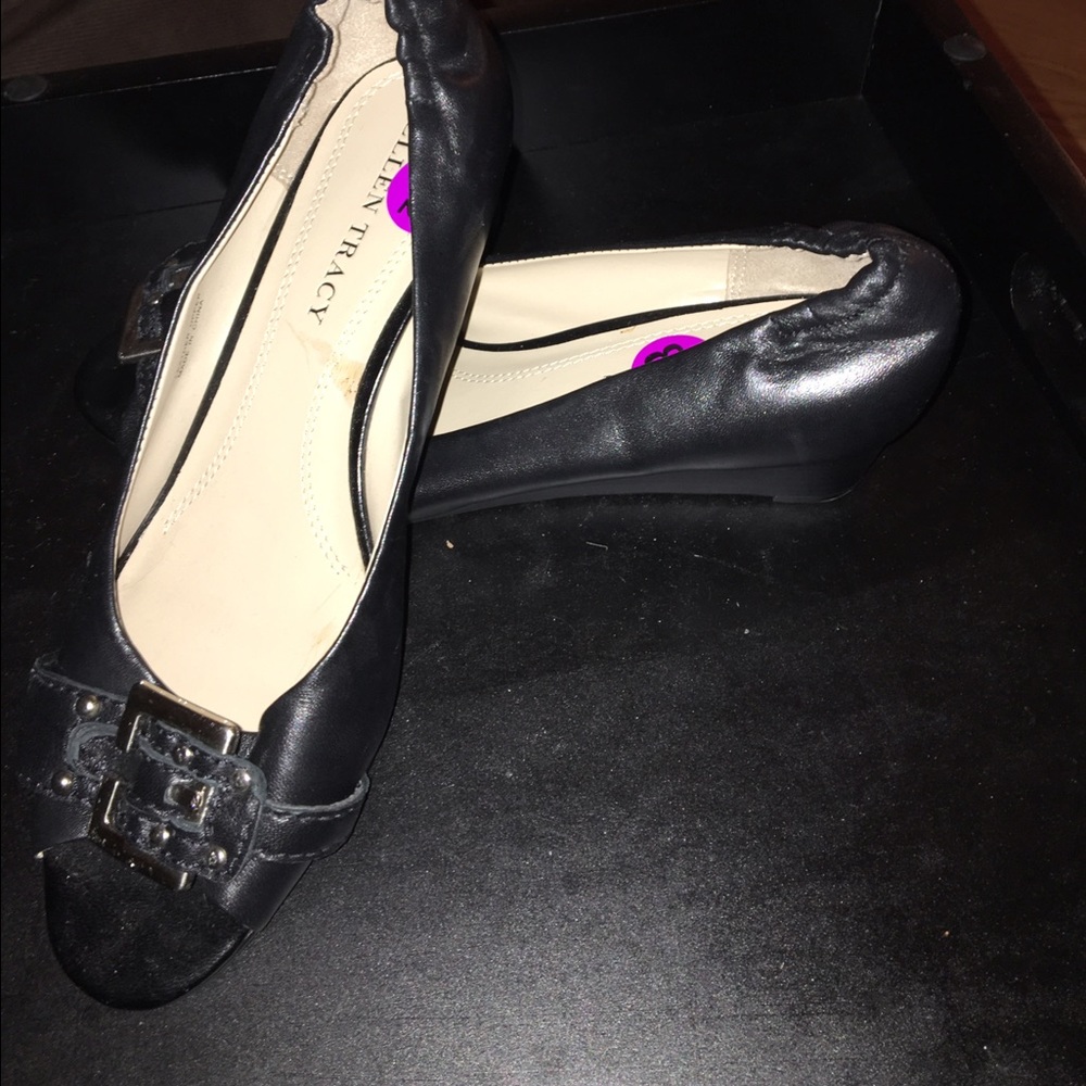 Ellen Tracy peep toe low black wedges