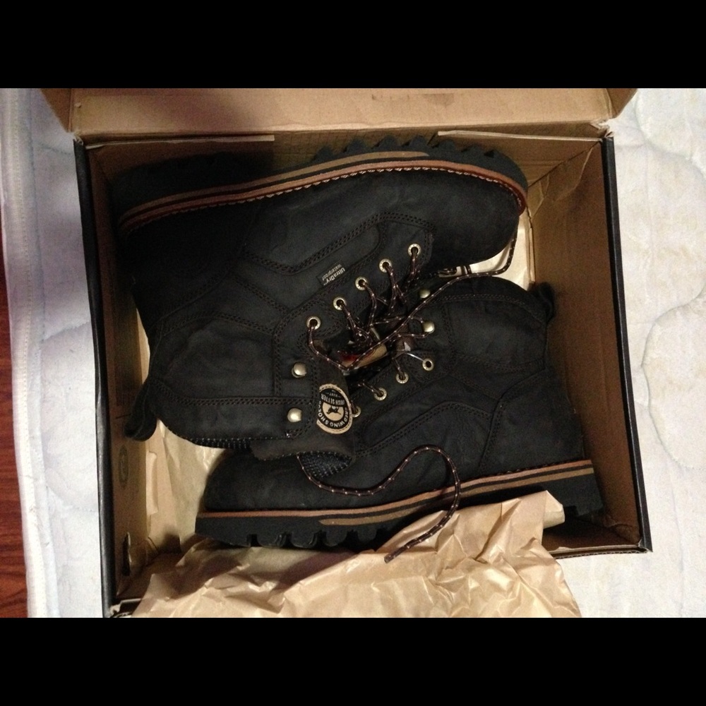 Boots red wing and shows brand new!