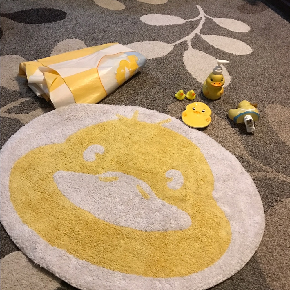 Ducky bathroom decor. Cute! 🦆❤️ Shower, rug, etc