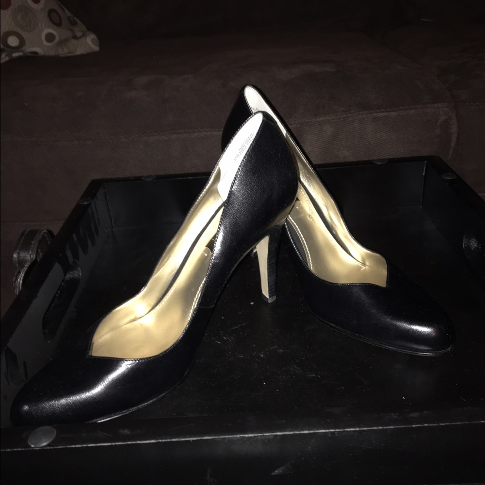 Black leather Nine West pumps worn once