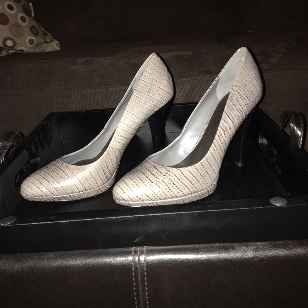 Gray heels Nine West new