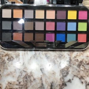 Eye shadows palette