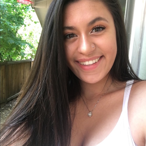 Hello ! My name is Jaida and welcome to my closet - Picture 2 of 3