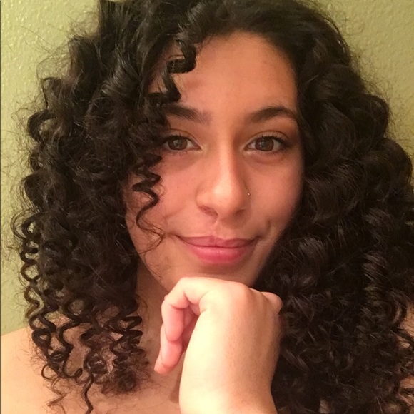 Hello ! My name is Jaida and welcome to my closet - Picture 3 of 3