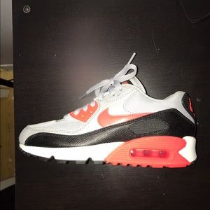 6.5 women's AirMax 90 essential