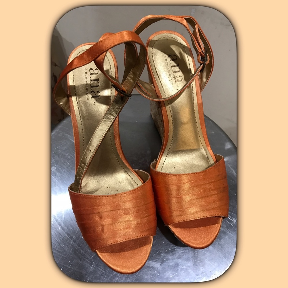 Very comfortable Satin wedges