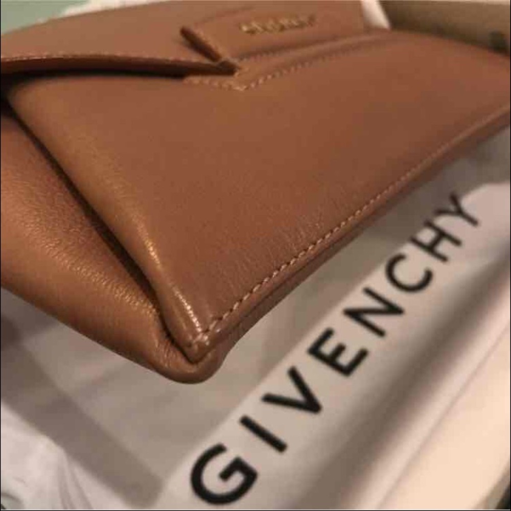 Givenchy Antigona Small Goatskin Clutch Beige - Picture 4 of 5