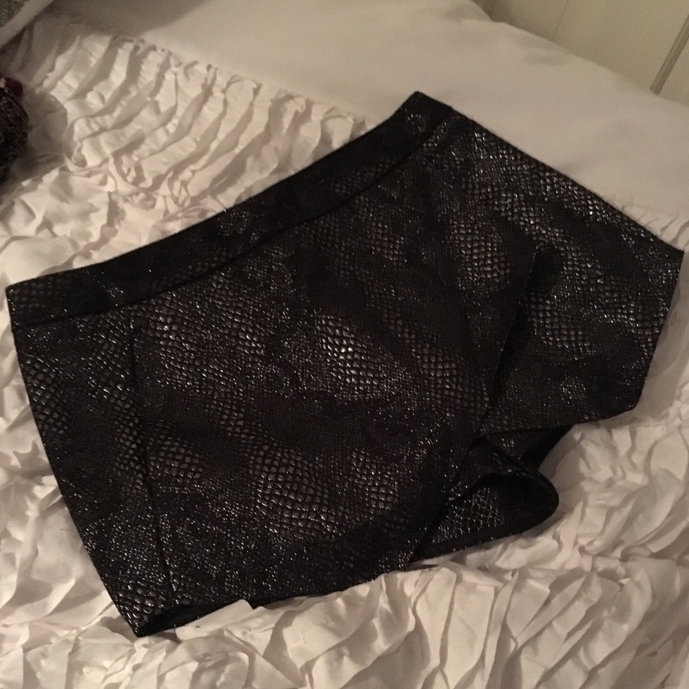 EXPRESS SZ 8 ORIGAMI METALLIC SNAKESKIN SKORT