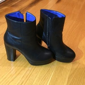 Round toe black heel ankle boots