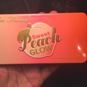 Too Faced Sweet Peach Glow Kit