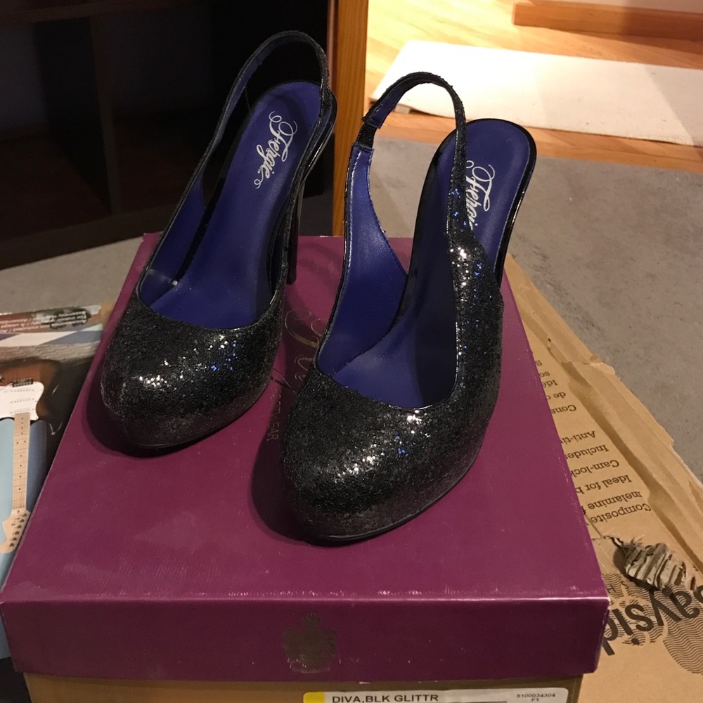 Black fergie pumps