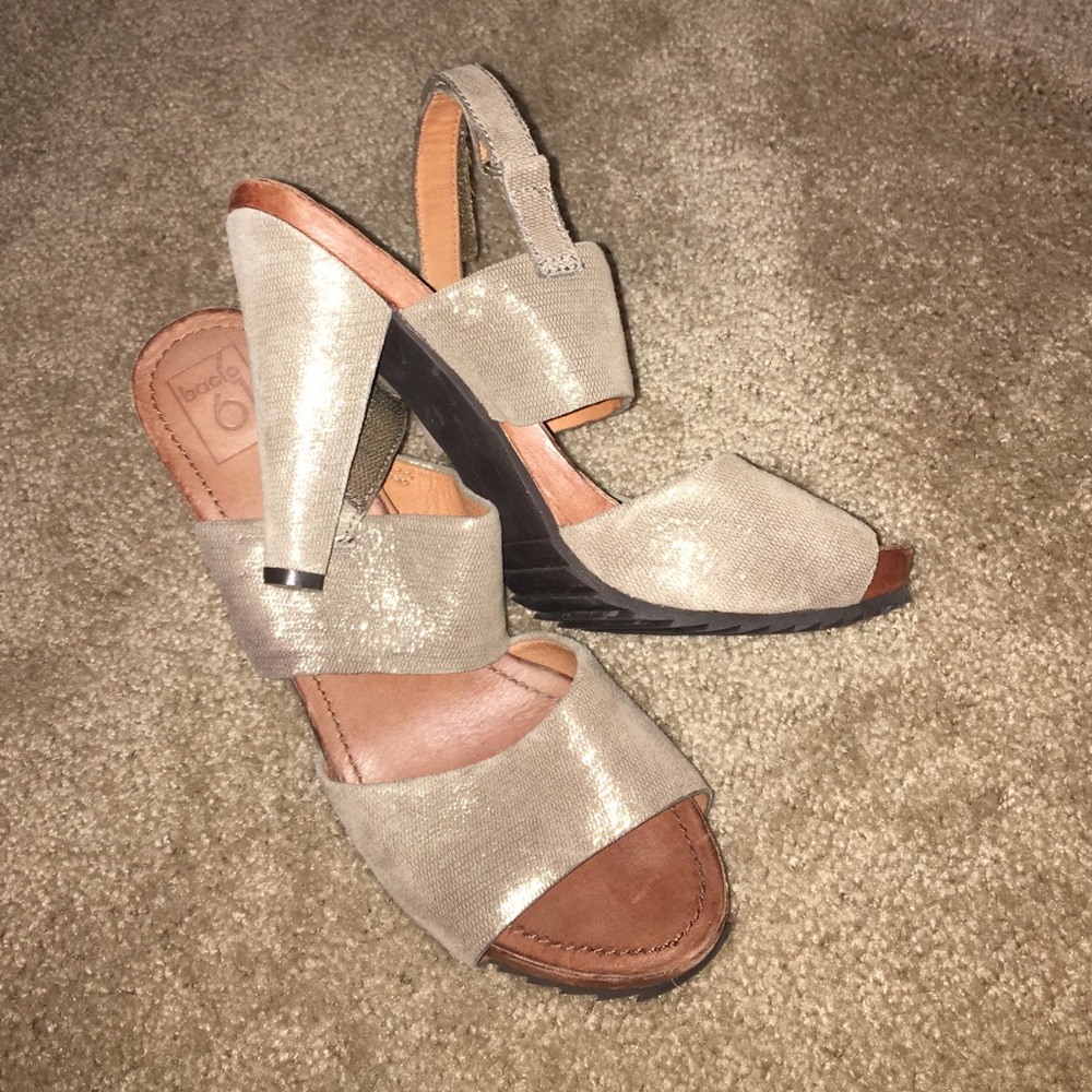 Beautiful, never worn, metallic heels