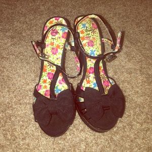 Super cute peep toe pumps