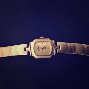 Authentic Gucci watch, pre-worn and pre-loved.