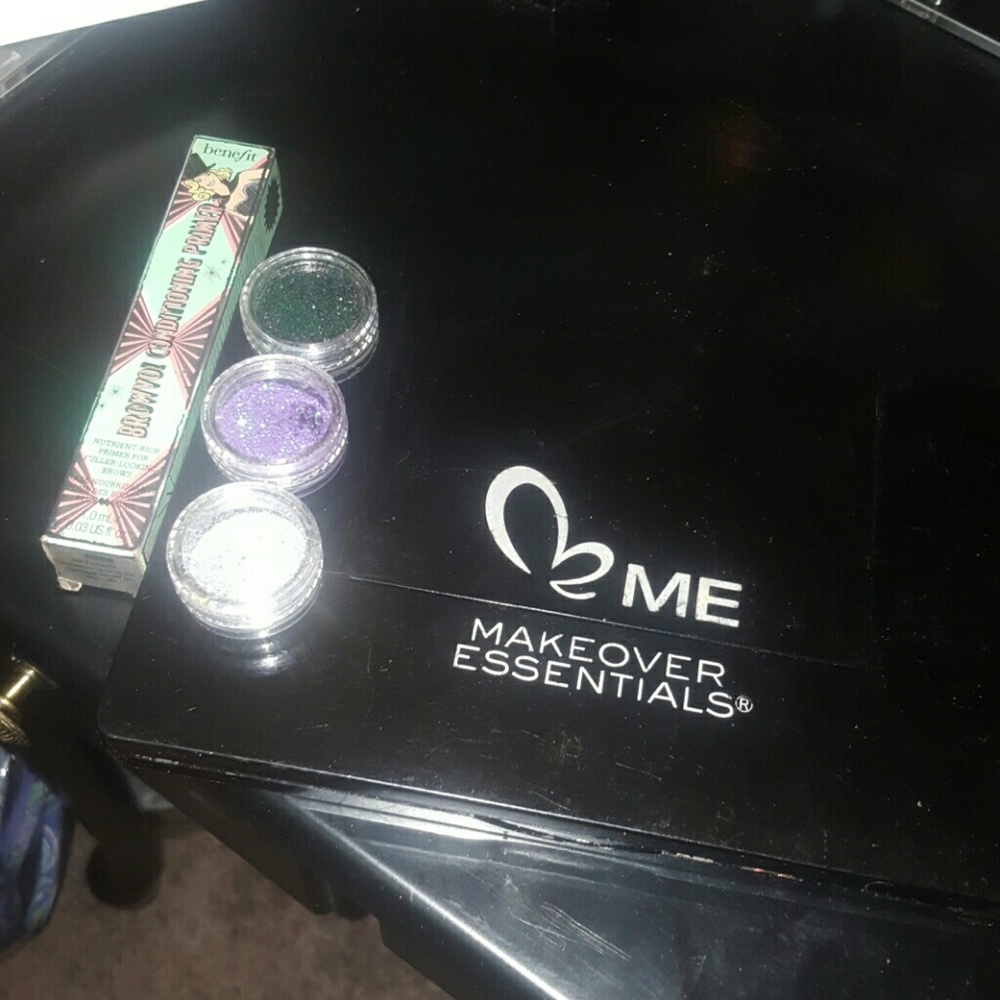 pallete, 3 cosmetic glitters, benefit primer