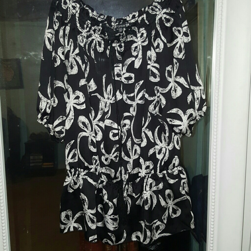 Black/White Shoulders