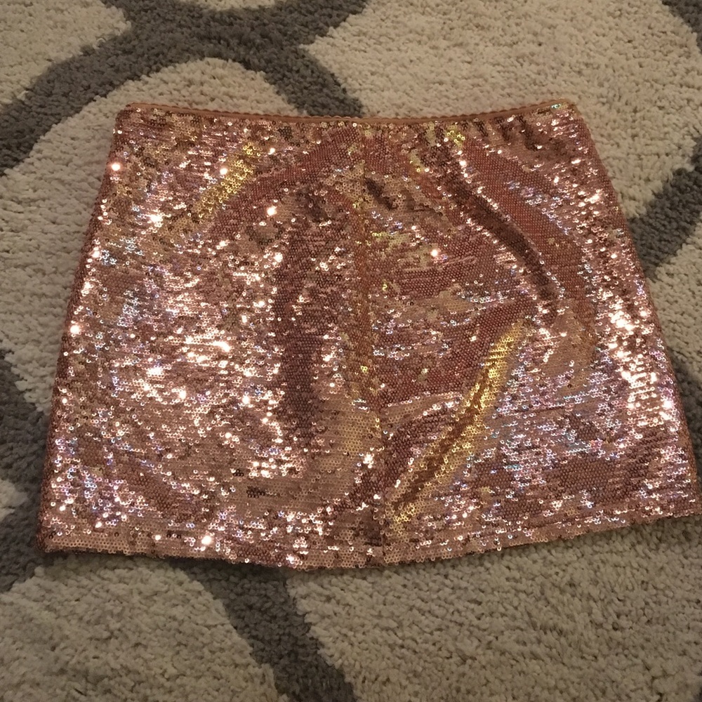 Sequin mini skirt! 🌟✨