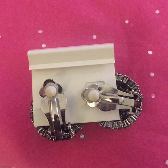 DONATED Simona clip statement earrings - Picture 2 of 2