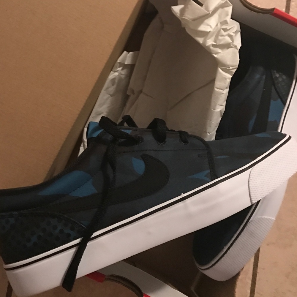 Men's Nike casual shoe