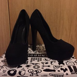 Black Pumps