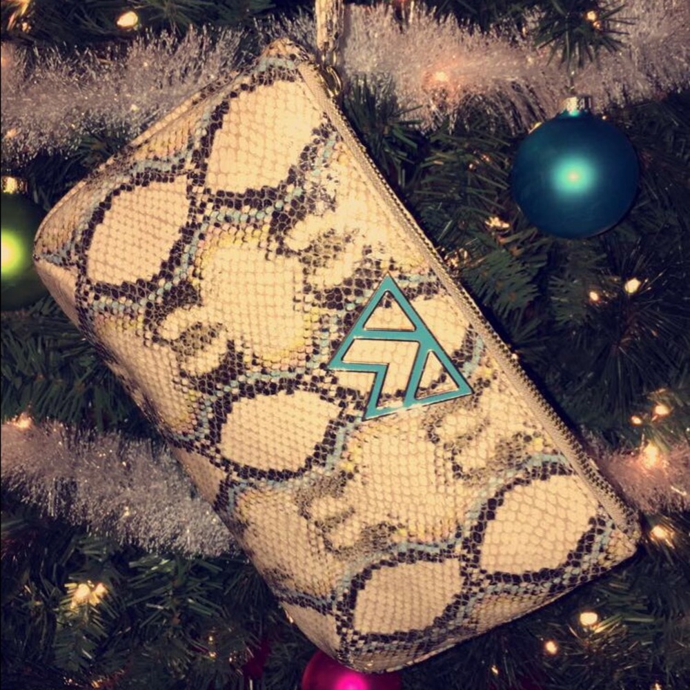 Kelly wynne wristlet purse