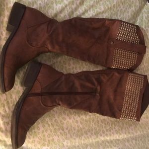 Women's size 8 brown  boots with gold studs!
