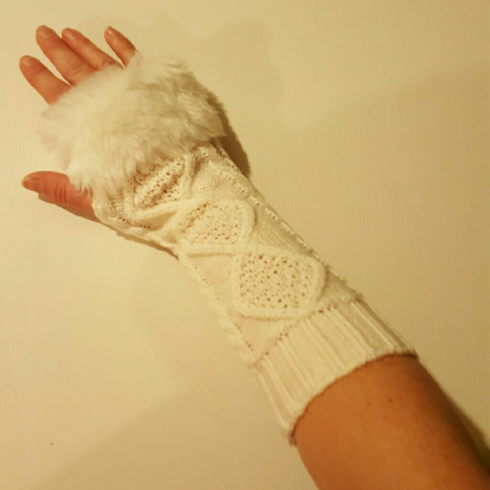 CLEARANCE White faux fur fingerless gloves