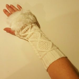 CLEARANCE White faux fur fingerless gloves