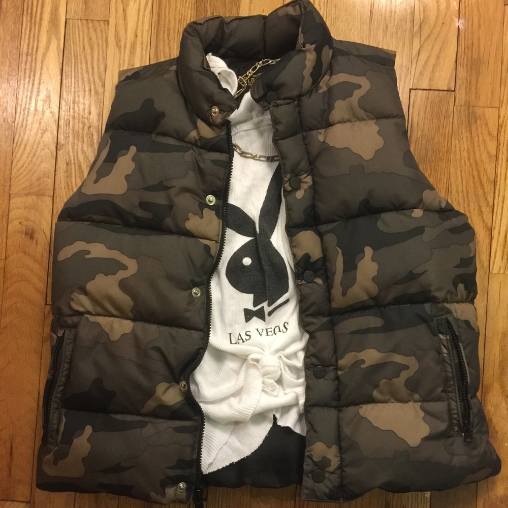 Fitted camo puffer vest size M