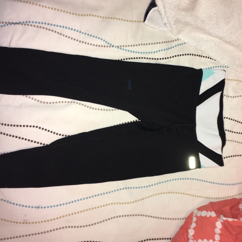 VS Pink Ultimate Yoga Pants Capris (NWOT)
