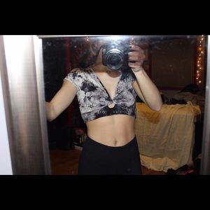 🖤🎀Knotted tie dye crop top