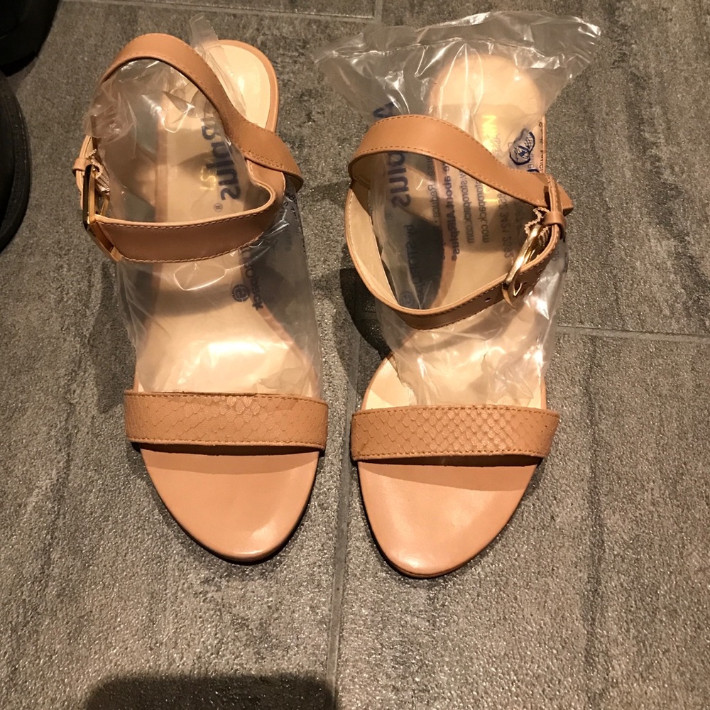 Nine West nude platform heels